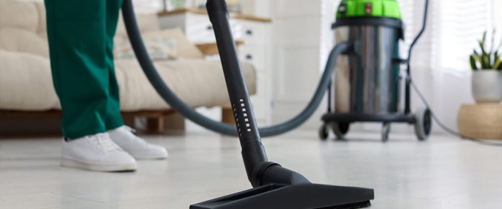 Aspirateur professionnel certifié pour poussières toxiques en utilisation sur chantier intérieur