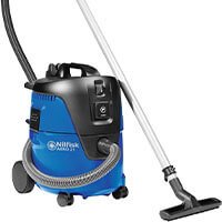 Aspirateur de chantier Nilfisk compact et bleu, doté d'un tuyau flexible, d'une poignée ergonomique et d'une brosse polyvalente pour les espaces de travail.