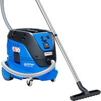 Aspirateur de chantier Nilfisk bleu avec un design compact, un tuyau flexible, une poignée ergonomique et une brosse large pour un nettoyage efficace.