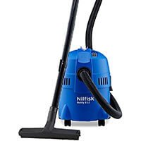 Aspirateur de chantier bleu Nilfisk Buddy II doté d'un tuyau et d'un embout pour le nettoyage.
