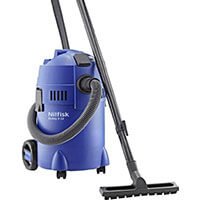 Aspirateur de chantier Nilfisk Buddy II compact de couleur bleue, équipé d'un tuyau flexible et d'une brosse de nettoyage.