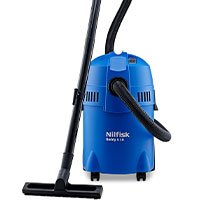 Aspirateur de chantier Nilfisk Buddy II bleu avec un tuyau flexible et une brosse large pour le nettoyage.