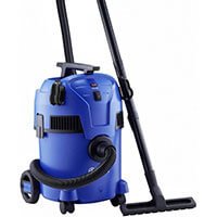 Aspirateur de chantier Nilfisk bleu avec un tuyau flexible, une brosse large et des roulettes pour une mobilité facile.