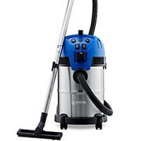 Aspirateur de chantier Nilfisk bleu, équipé d'un tuyau flexible, d'une poignée robuste et d'une brosse adaptée à divers travaux de nettoyage.