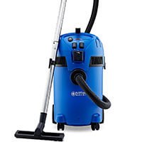 Aspirateur de chantier Nilfisk bleu avec un design robuste, un tuyau flexible et une brosse large pour le nettoyage professionnel.