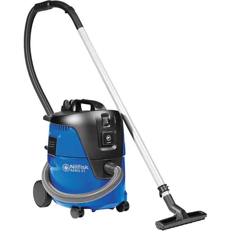 Aspirateur de chantier Nilfisk compact et bleu, doté d'un tuyau flexible, d'une poignée ergonomique et d'une brosse polyvalente pour les espaces de travail.