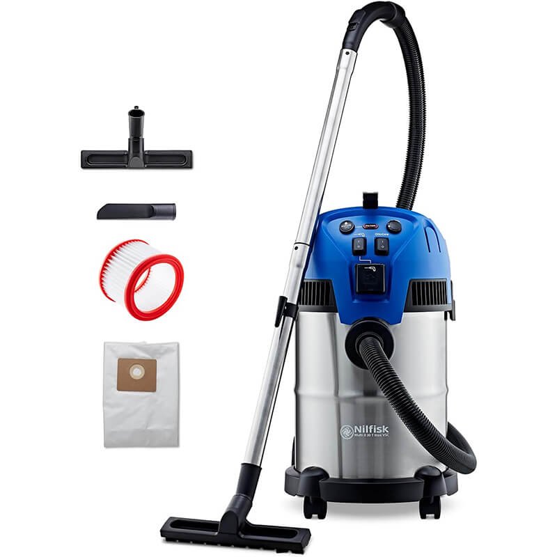 Aspirateur de chantier Nilfisk bleu, équipé d'un tuyau flexible, d'une poignée robuste et d'une brosse adaptée à divers travaux de nettoyage.