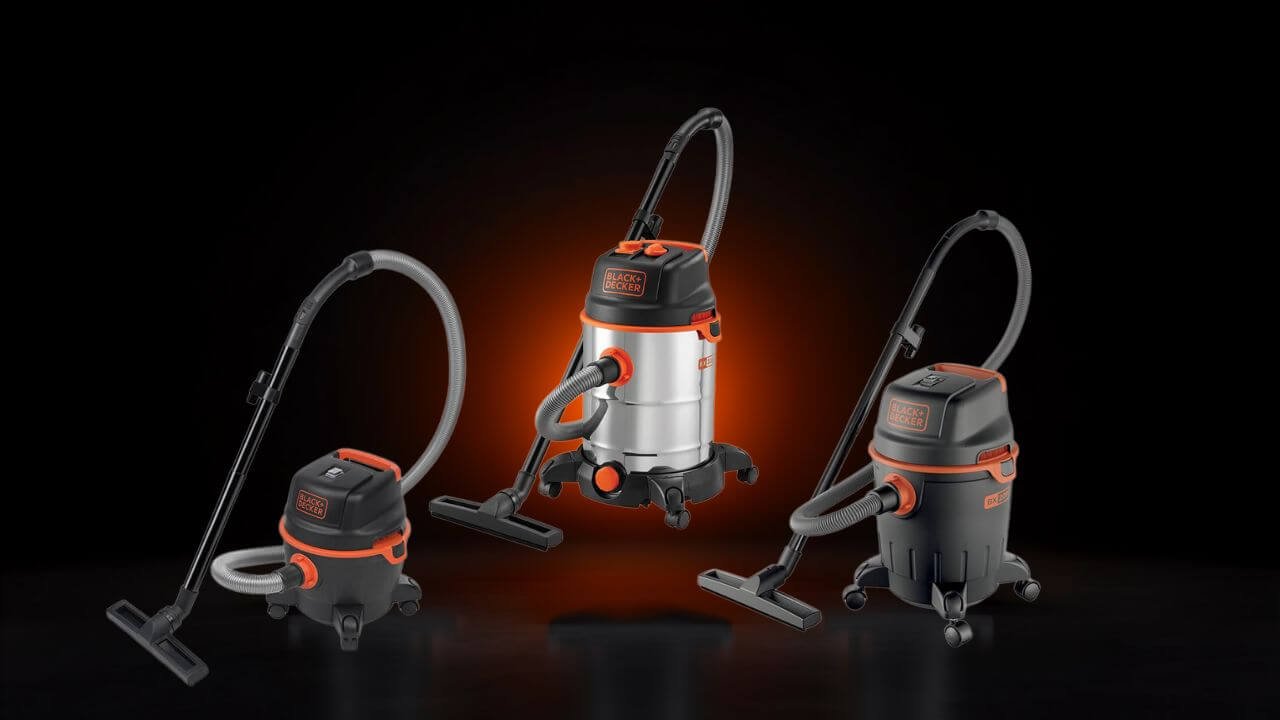 Comparatif des 3 aspirateurs eau et poussière Black+Decker BXVC15PE, BXVC20PE et BXVC30XDE alignés sur fond noir