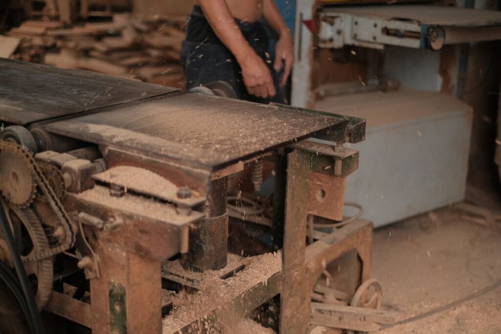 Atelier avec sciure de bois, contexte d usage d un séparateur cyclonique