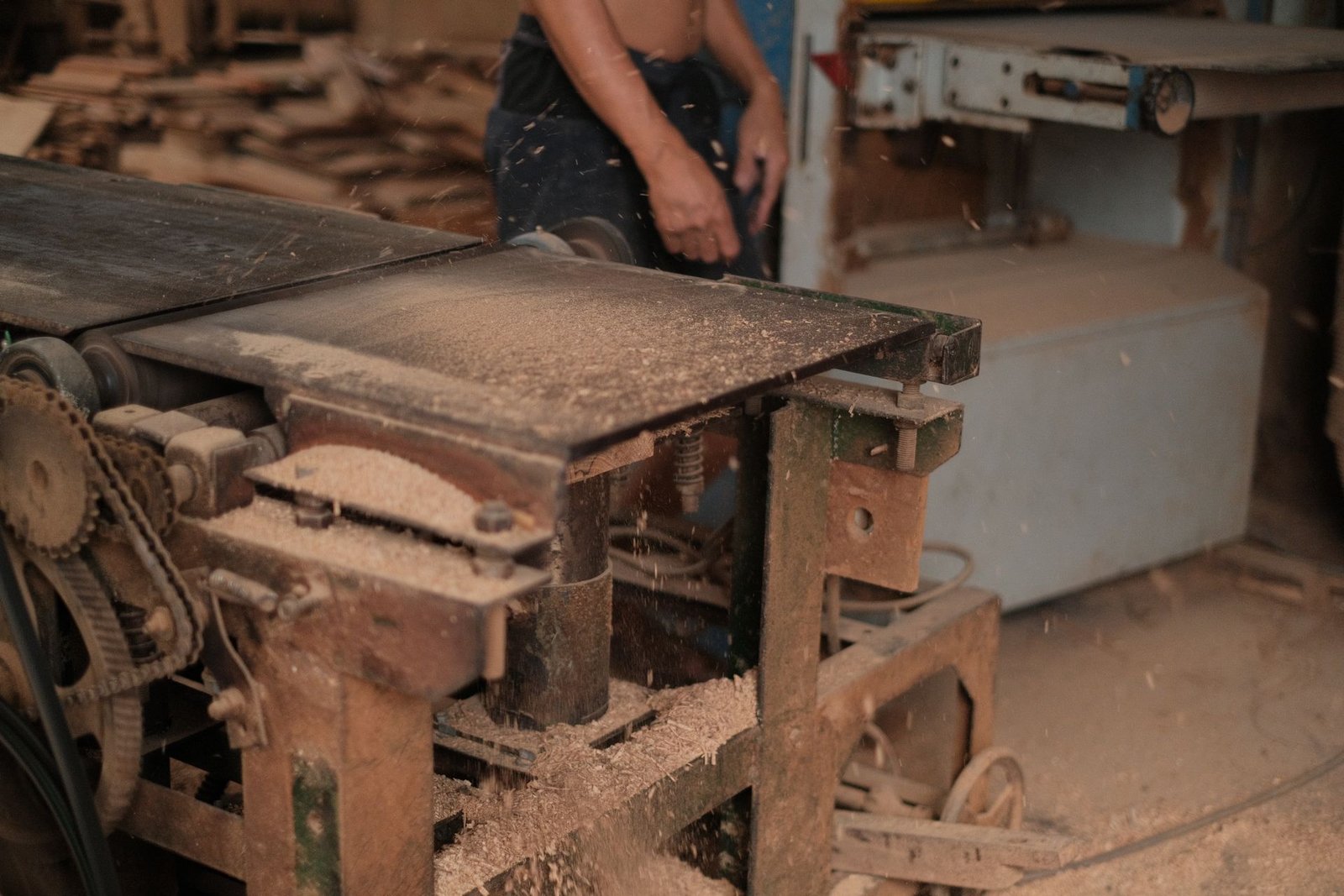Établi datelier avec sciure de bois, contexte aspiration copeaux