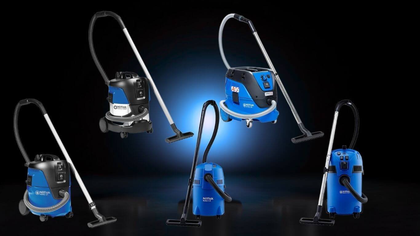 Comparatif des 5 aspirateurs eau et poussière Nilfisk Buddy II 18, Aero 21, Aero 21 Inox, Multi II 30T et Attix 33 sur fond noir avec halo bleu