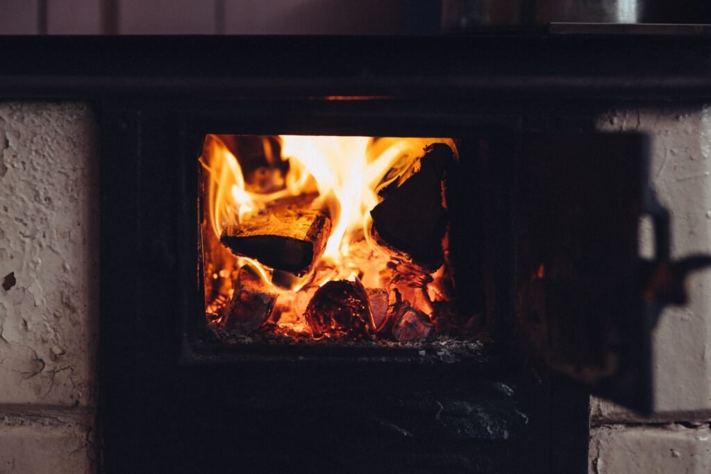 Poêle à bois allumé, contexte cendres après combustion